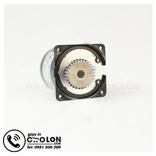 Bảng điều khiển đơn giản trên máy cán màng Fm330 gồm nút tiến, nút lùi, on-off, tăng giảm nhiệt độ